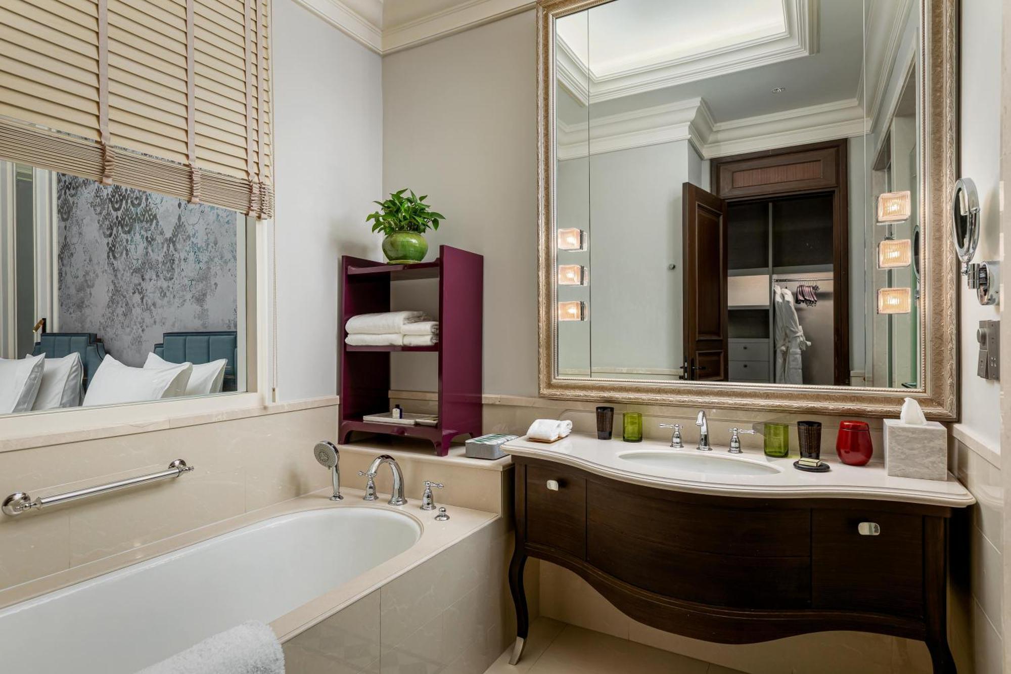 โรงแรม The Eravati Sule Grand 5*